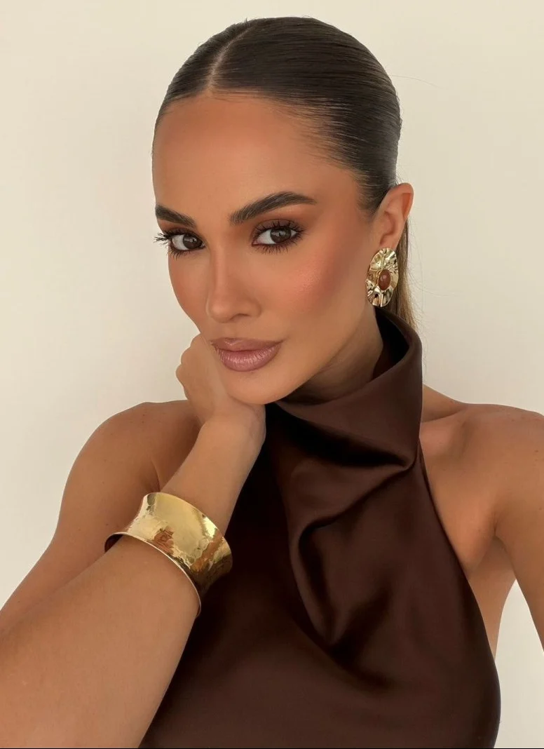 Mulher usando peças Essencial Charm